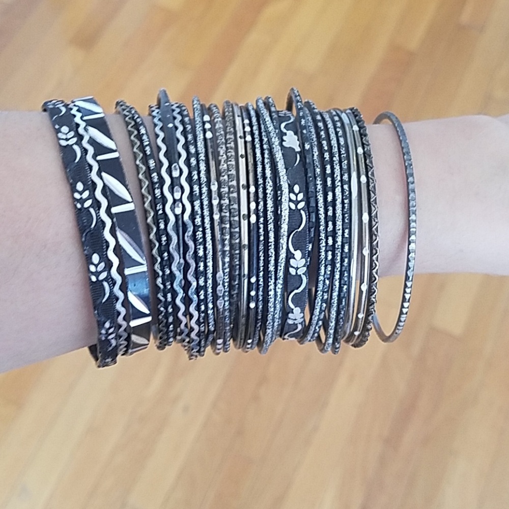 💛Pretty set of black/metal bangles!💛